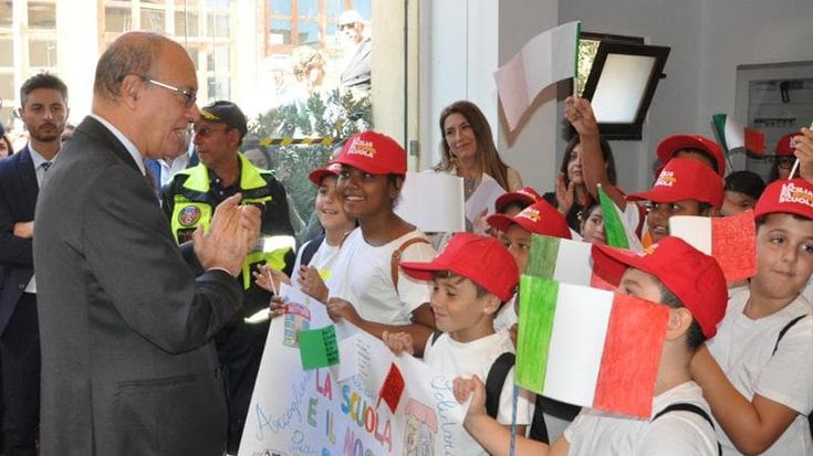 Valditara promuove la scuola della Sicilia ma prof e sindacati lo smentiscono: “Solo propaganda”