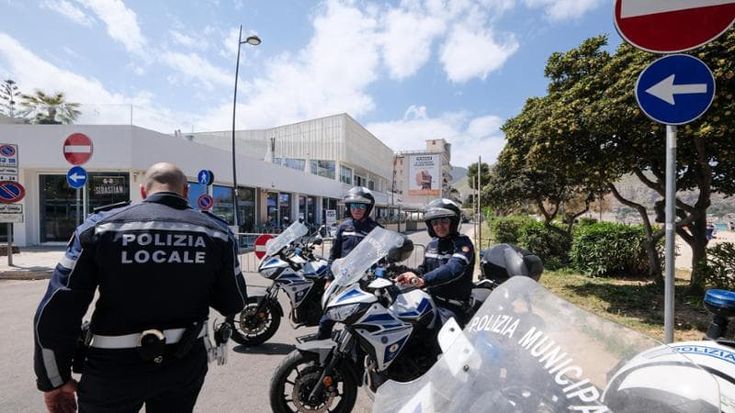 Mondello pedonale, debutto senza scosse. Sit-in contro il Cga