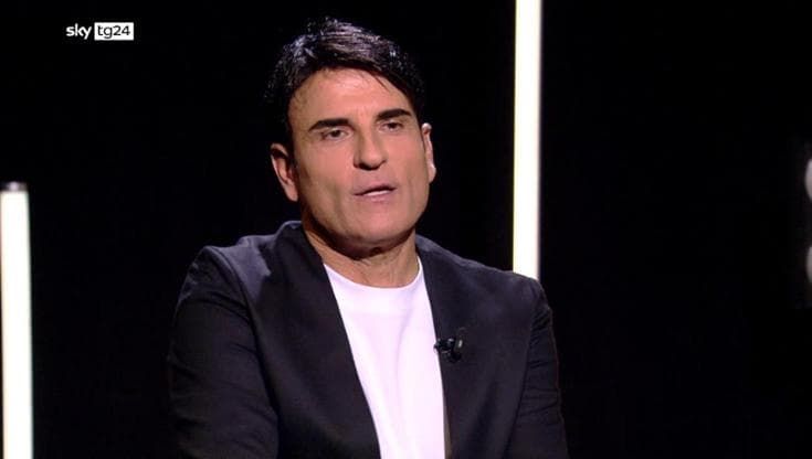 Sal Da Vinci, il talento svelato: "So stirare benissimo, mamma mi ha insegnato quando ero ragazzo"