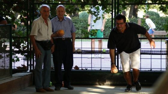 Milano, musica e tressette: il ritrovo dei duecento 'anziani del muretto'