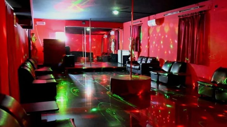 Blitz nel night club, titolare fermato per sfruttamento prostituzione: “Dodici minori tra i clienti”