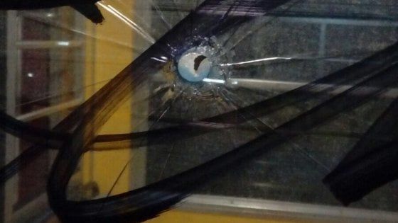 Un lancio di pietre violento come un colpo di pistola contro un treno della Circumvesuviana
