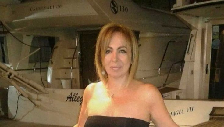 AstraZeneca, donna ricoverata a Napoli in condizioni gravissime dopo il vaccino. I familiari: "Non aveva patologie"