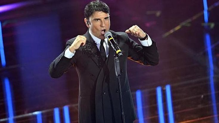 Sal Da Vinci, da Bucarest a Tokyo tutti cantano “Per sempre sì”. E in attesa di Eurovision diventa un anime