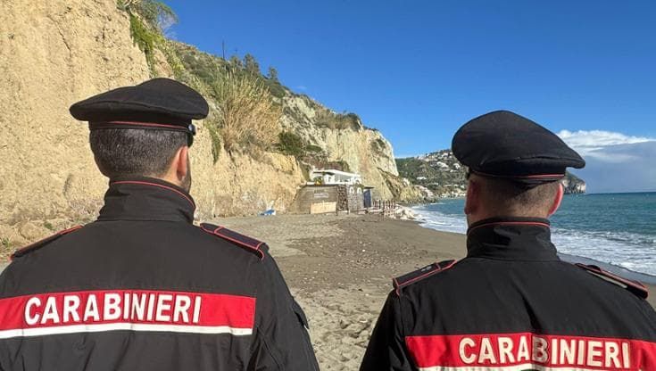 Abusivismo, a Ischia sequestrato complesso turistico sulla spiaggia dei Maronti