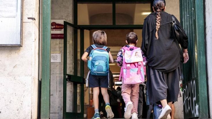 Scuola, Valditara: “Italiano obbligatorio per i genitori degli studenti stranieri con voti bassi”