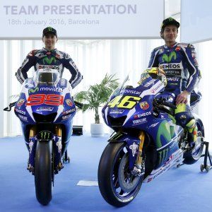 MotoGp, stretta di mano Rossi-Lorenzo. Valentino: ''Io l'ho sempre rispettato, lui...''