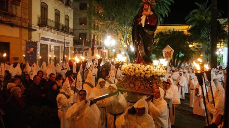 Processioni in costiera, tra fascino e tradizione