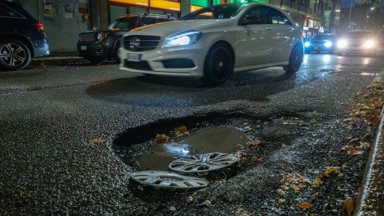 Le buche trappola per auto e pedoni sulle strade di Milano: i rattoppi continui non bastano