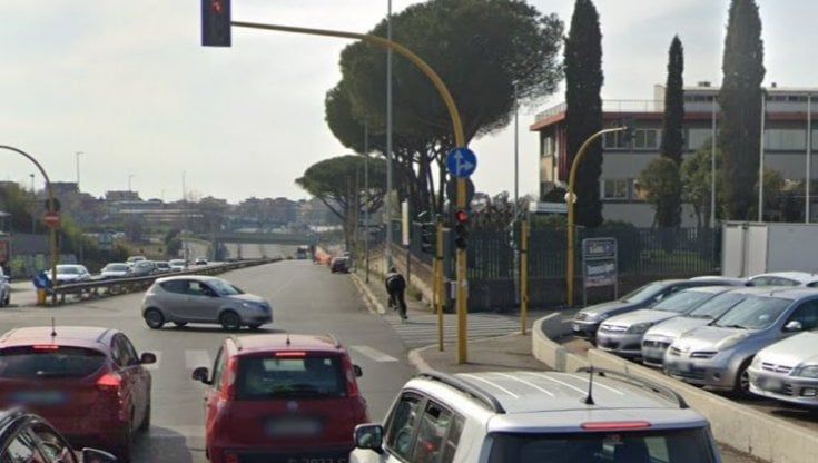 Investe un bambino col suv e abbatte un semaforo: grave l'11enne