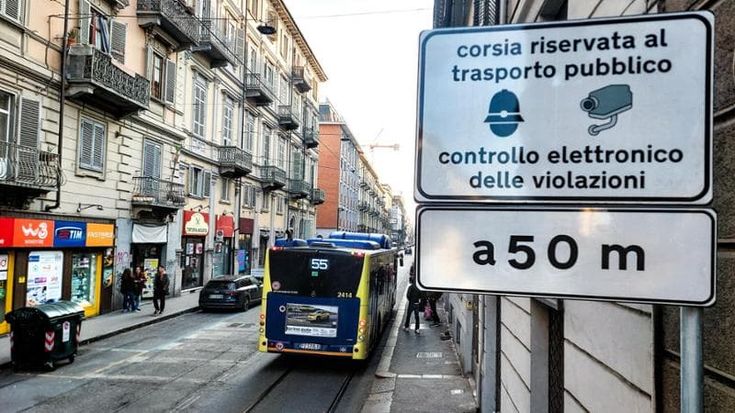 Bus più veloci in città, oltre alle corsie preferenziali si punta sulla priorità ai semafori