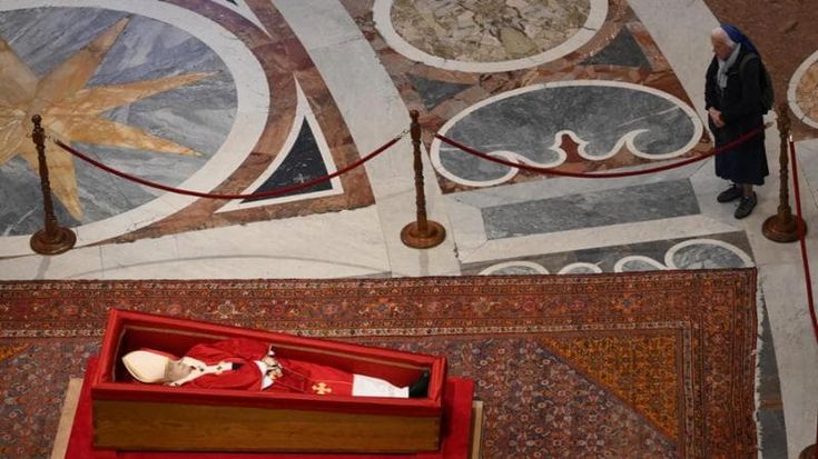 Suor Genevieve, l'amica del Papa che vive tra giostrai e persone Lgbtq+: "Ci pagava le bollette"