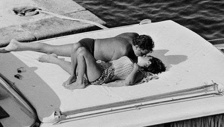 Elizabeth Taylor e Richard Burton, quel bacio immortale si trasforma in opera digitale