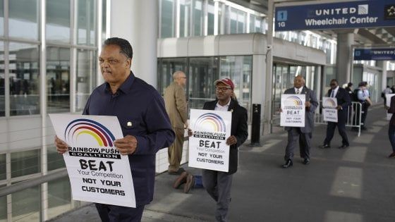 United Airlines, il numero uno si scusa per l'overbooking forzato. E rimborsa tutti i biglietti del volo 