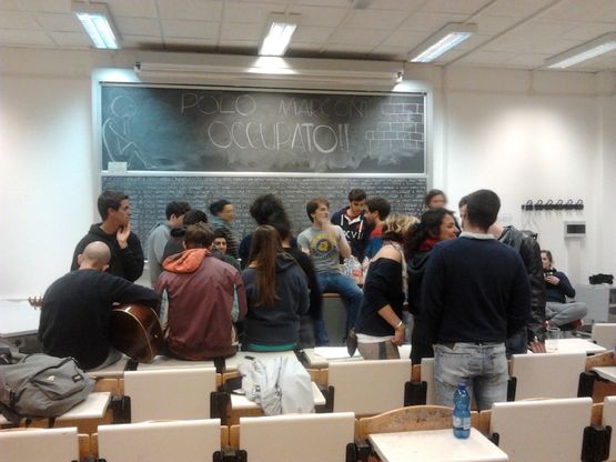 "Gi&ugrave; le mani dal polo Marconi"<br />Occupata la facolt&agrave; a Spezia