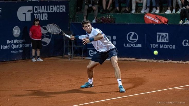 Poveri ma tennis: la dura vita degli impiegati della racchetta