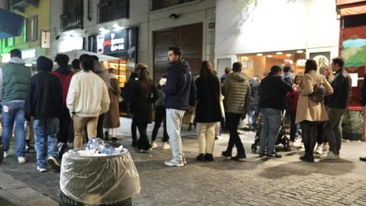 Via Paolo Sarpi sommersa di spazzatura tra street food e bottiglie vuote: “La situazione è sfuggita di mano”