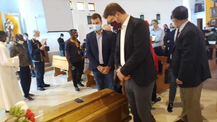 Mondragone, l'ultimo saluto a Thomas morto sul lavoro