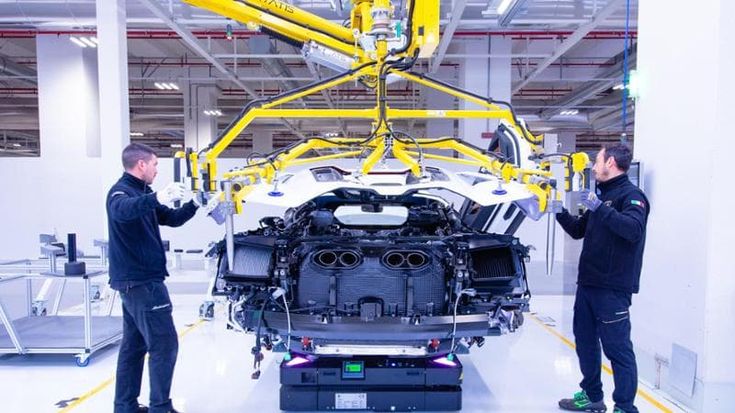 Lamborghini, i sindacati al presidente Confindustria Orsini: “Prenda esempio da quest’azienda”
