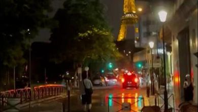 Parigi, il fulmine squarcia il cielo e colpisce la Torre Eiffel
