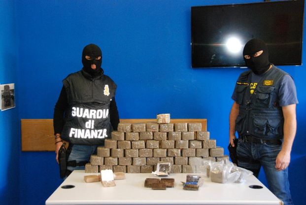 Milano, 31 chili di hashish 'top' per il mercato svedese: 2 in manette