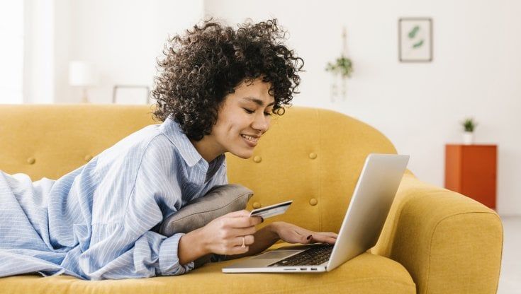Dieci milioni di italiani pagano con PayPal: il boom di tasse e bollette in tre rate