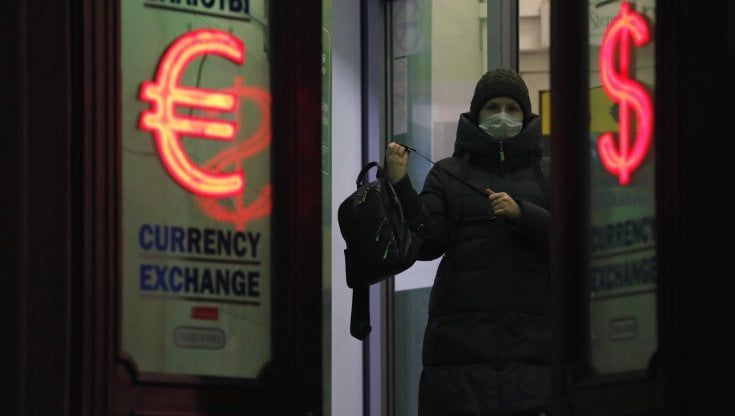 Le sanzioni occidentali fanno male a Mosca. Il salto di qualità con il congelamento delle riserve estere. Crolla il rublo, la Banca centrale corre ai ripari