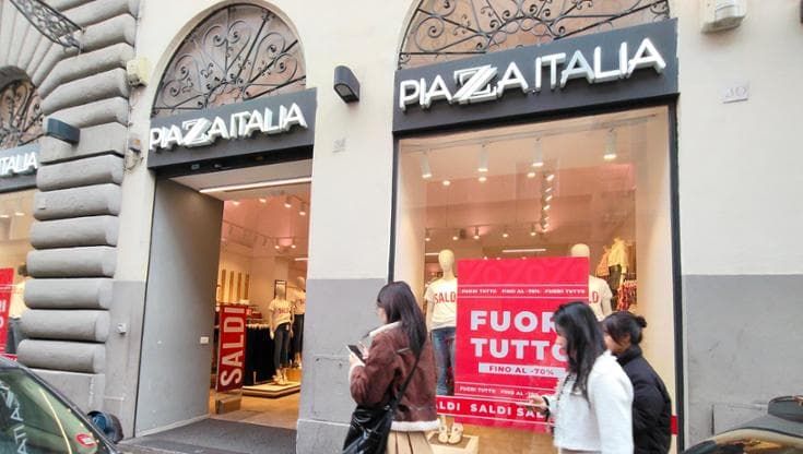 Prato, commissariata Piazza Italia. Il tribunale: “Operai sfruttati nella filiera di produzione”