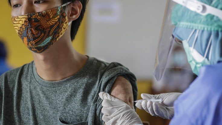 Vaccini nel Lazio, da oggi si fanno anche in azienda: dosi su base volontaria e senza limiti di età