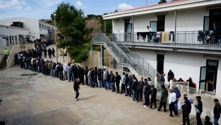 Migranti, 20mila posti liberi nei centri ma il sistema è al collasso. Ecco perchè l'accoglienza in Italia non funziona