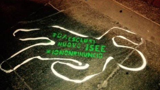 Sagome bianche e soldi finti: la protesta degli studenti per il diritto allo studio