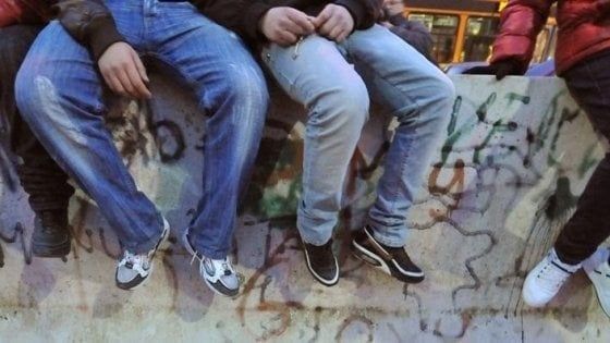 Pontedera, insultano compagno disabile in aula e pubblicano video online