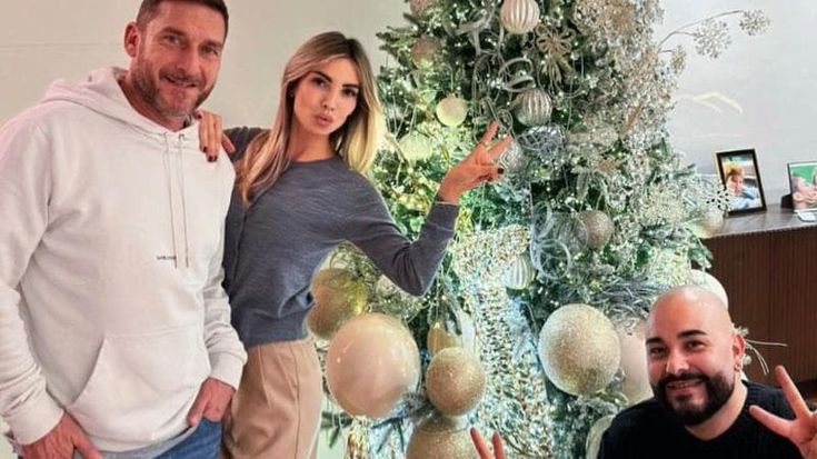 Francesco Totti e Noemi Bocchi, Natale nella nuova casa a Roma nord: l’albero è firmato