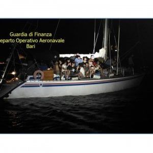Brindisi, veliero con 73 migranti intercettato dalla Guardia di finanza: 23 minori a bordo