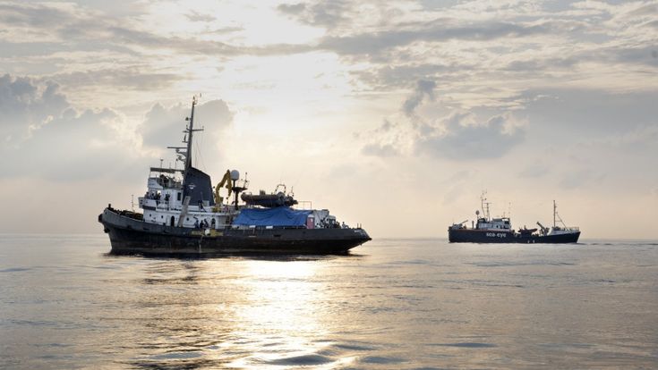 Migranti, ora le navi bloccate sono due. Il Pd: scene disumane, fateli scendere