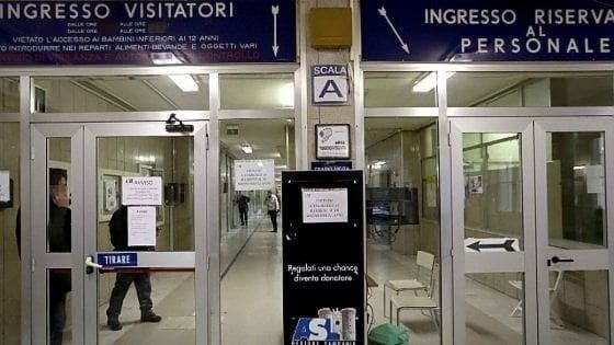 Coronavirus, protesta degli infermieri all'ospedale San Paolo di Napoli