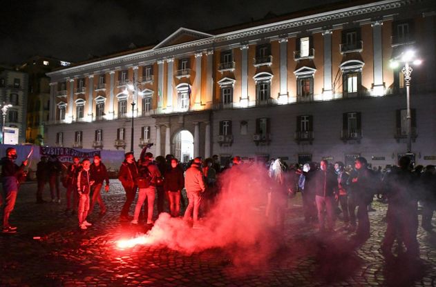 Napoli, protesta dei venditori ambulanti sotto la sede della Regione Campania