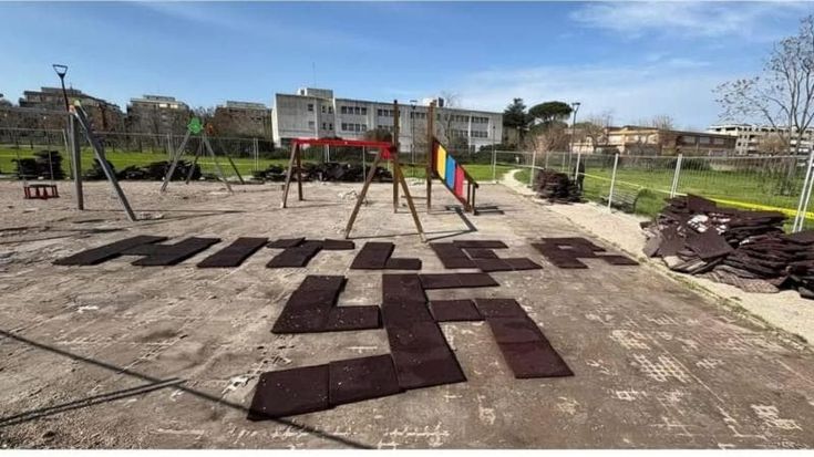 Il parco dei bambini sfregiato con la scritta “Hitler” e una svastica