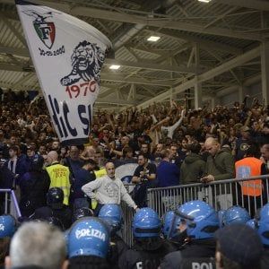 Sindacati di polizia contro il questore: "Niente acqua calda in caserma"