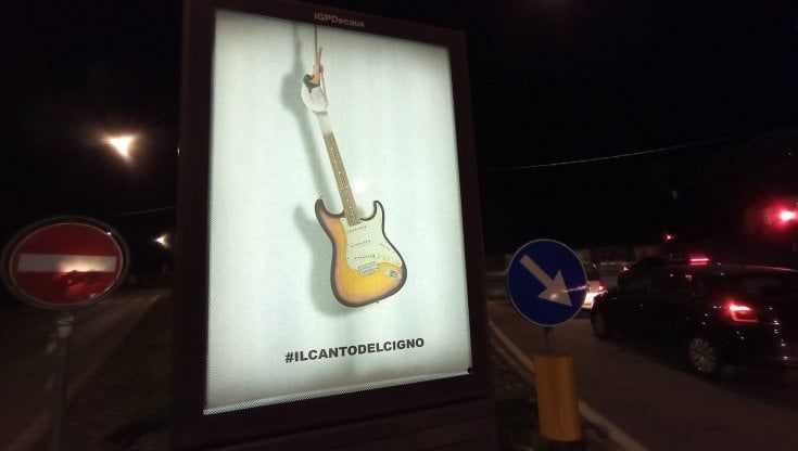 Andrea Villa, il Banksy torinese, denuncia la crisi della musica: "C'è Sanremo ma i locali sono chiusi"