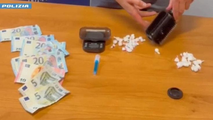 Trastevere, spaccio tra i tavoli della movida: arrestato cameriere pusher