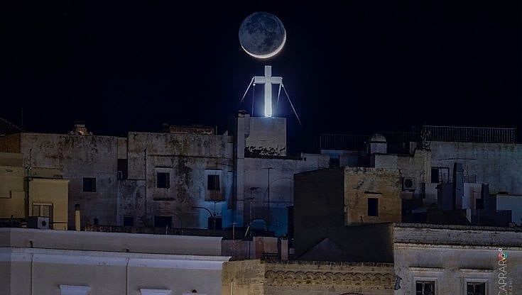 Nel cielo di Gallipoli l'incontro di simboli millenari: la croce e la mezzaluna. Il fotografo Capraro: "Un ideale gemellaggio" 