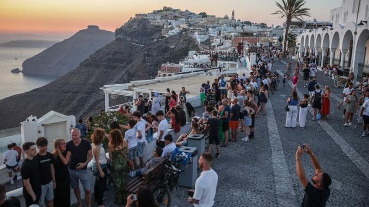 Grecia, lotta al sovraffollamento di turisti. Il premier: aumenti delle tariffe di attracco per le navi