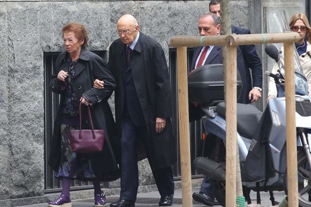 Milano, la passeggiata di Napolitano con la moglie Clio