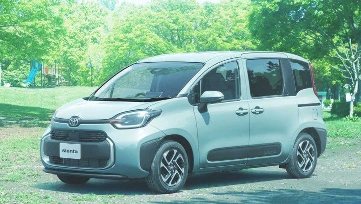 Metti 7 persone in 4 metri e 26. Ecco la nuova monovolume Toyota che sembra una Pandona