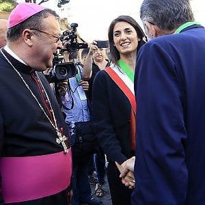 Virginia Raggi in Vaticano con la famiglia. "Il Papa persona di umanità profonda"