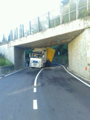 Via Faentina, il camion incastrato sotto il ponte