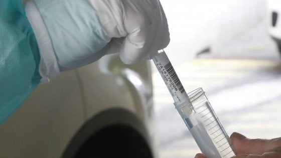 Coronavirus in Lombardia, risale il numero dei morti: 111 in un giorno. In aumento anche contagi (con più tamponi)