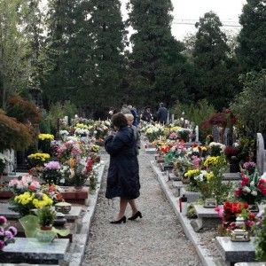 Milano, nei cimiteri le ceneri degli animali saranno deposte accanto ai resti dei loro padroni