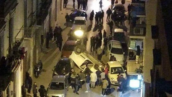 Trani, furgone si ribalta dopo carambola con sei auto: il conducente è fuggito